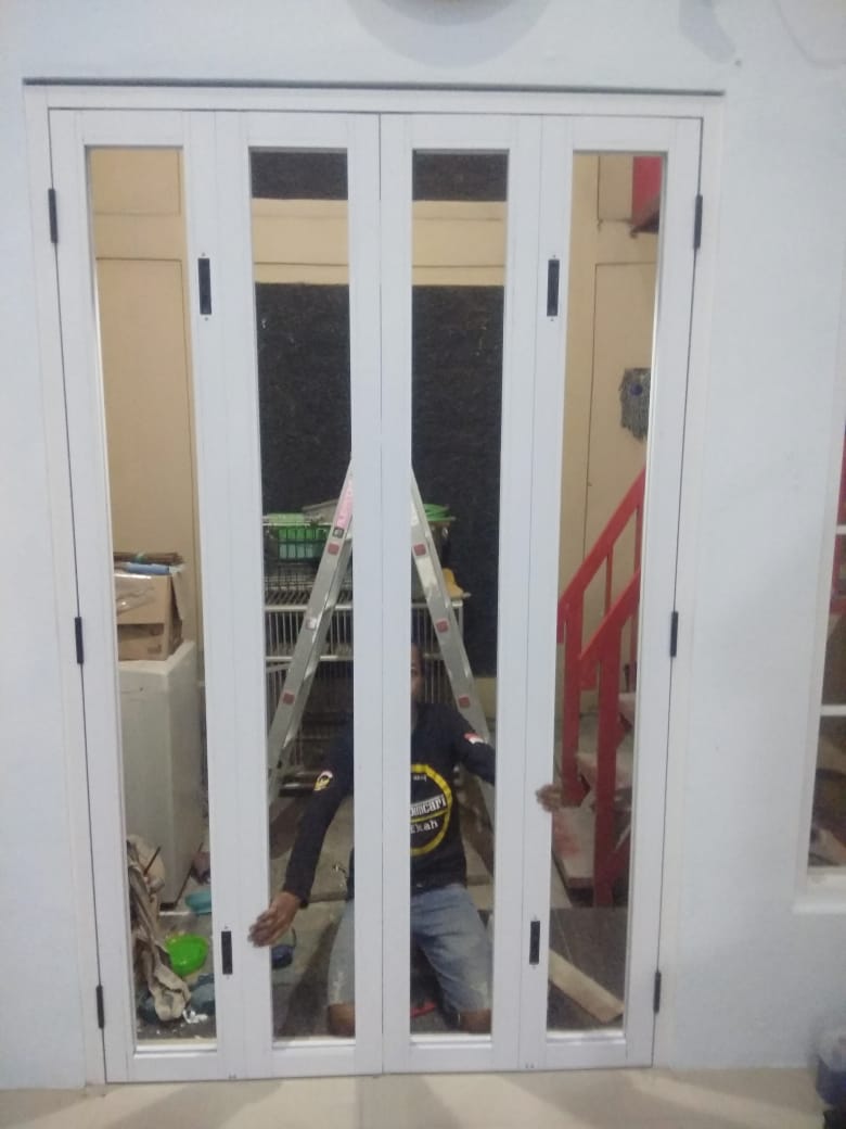 Pemasangan Kaca dan Pintu Alumunium